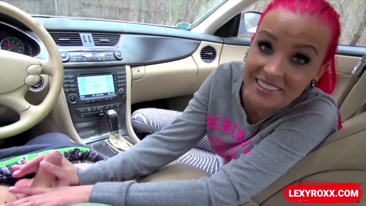 LexyR0xx – Am Straßenrand weg gefickt