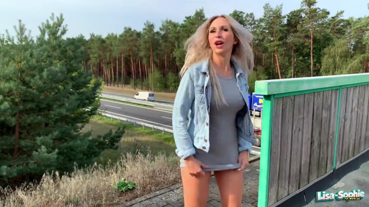 Lisa_S0phie – VERSENKT – Public Fist auf der Autobahnbruecke