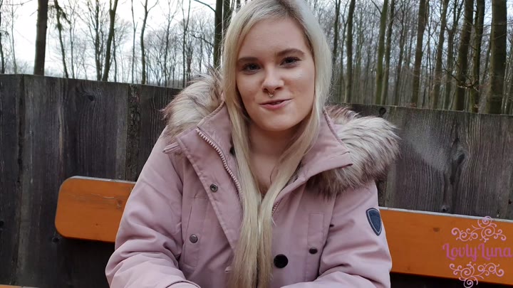 LovlyLuna – Outdoor auf dem Tisch gefickt