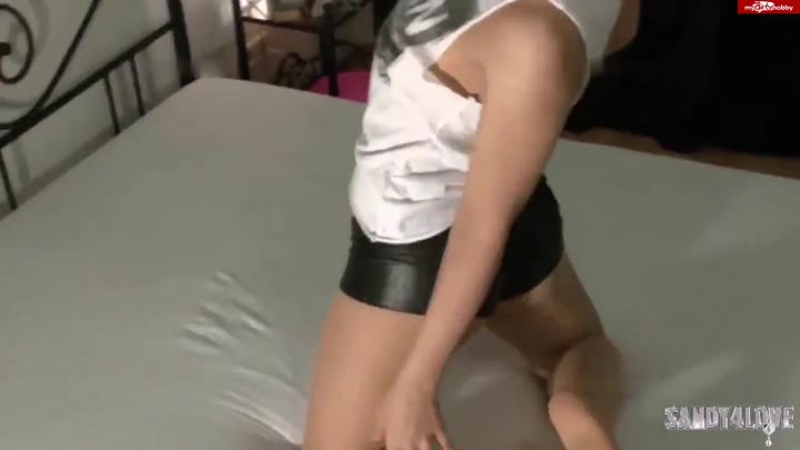 Sandy4Love – WetlookHotpants und Nylonfüßchen