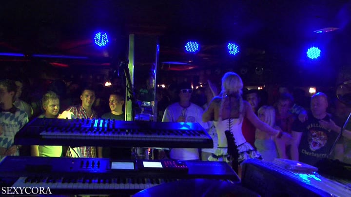sexy-c0ra – Auftritt und Weltpremiere im Oberbayern UNCUT