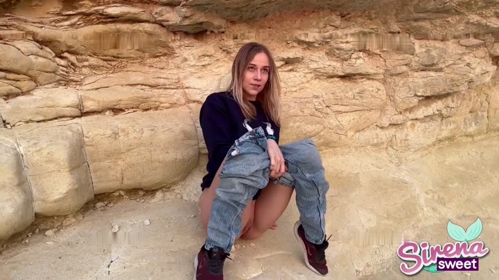 SirenaSweet – Pissen bei Sonnenuntergang mit Zuschauer