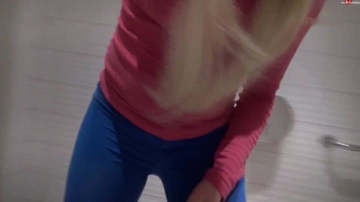 Teeny-Winnie18 – Morgens in einem Cafe pinkel