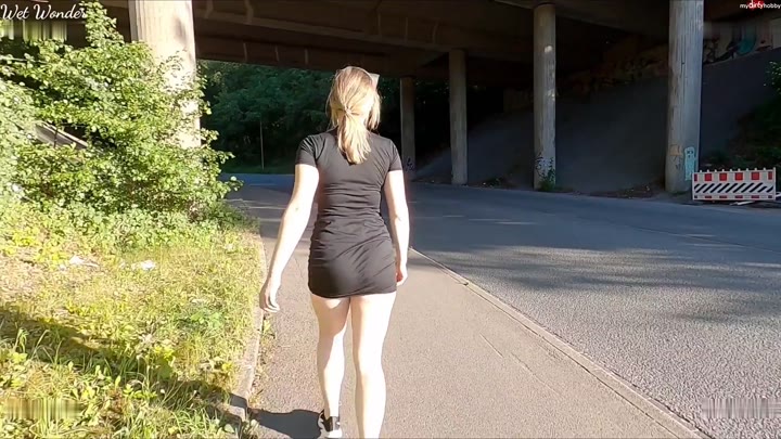 Wet-Wonder – Public Piss Parade _2 – Im Blickfeld der Autofahrer