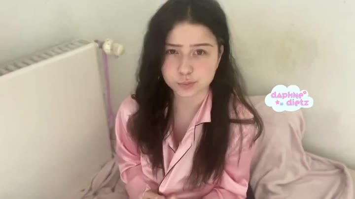 DaphneDietz – Ich massiere und creme meine großen Naturbrüste ein, mit 18