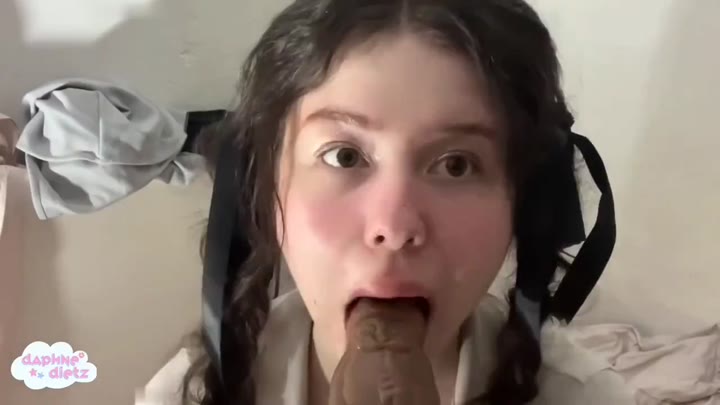 DaphneDietz – Mein ersten Blowjob-Versuche an einem Schokoladen-Weihnachtsmann mit 18