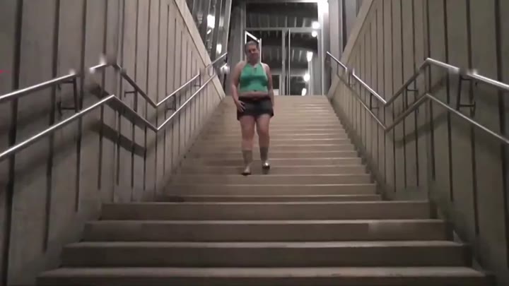 Dirty-Lena – In Gummistiefeln Bahnhofsstiege runtergepisst