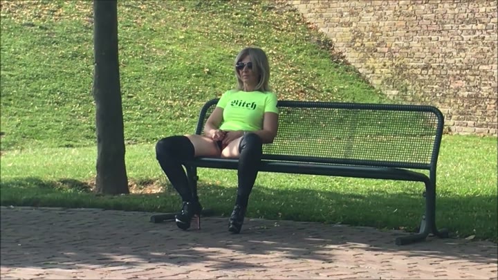 Gabriela-Bitch – Porno Schlampe im Nuttenoutfit public unterwegs