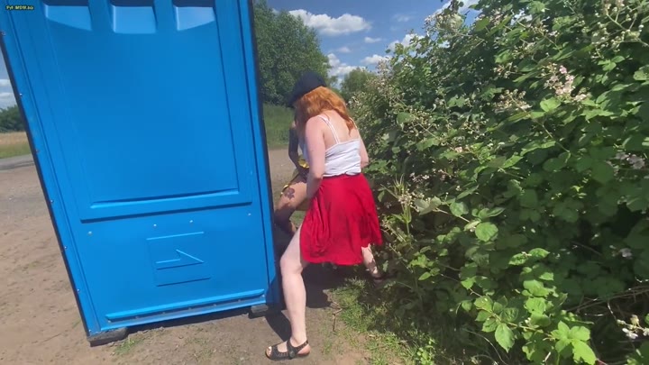 Iva_S0nnenschein – Klo ist zu – Dann pissen wir halt daneben