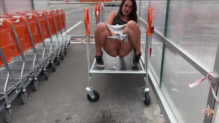 J3nny_St3lla – MEGA OEFFENTLICH – TEENIE-SCHLAMPE mit vollen Sperma-Loechern PISST PUBLIC