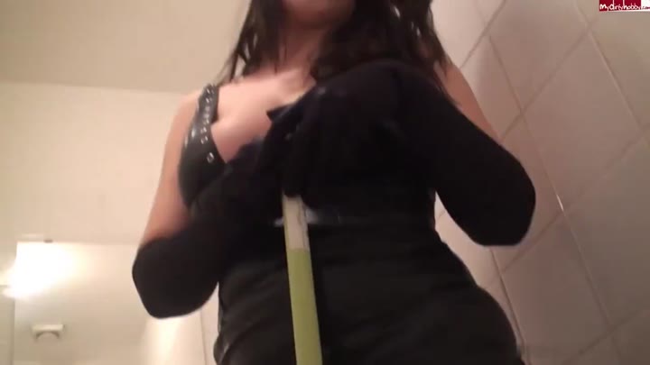 LadyMoniQe – Mein Toiletten-Sklave