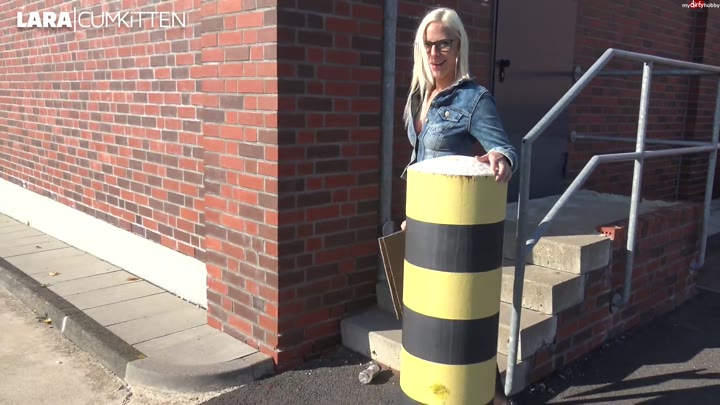 Lara-CumK!tten – Billige Discounter Hobby-Hure – Verbotener Public Fremdfick vor dem Supermarkt