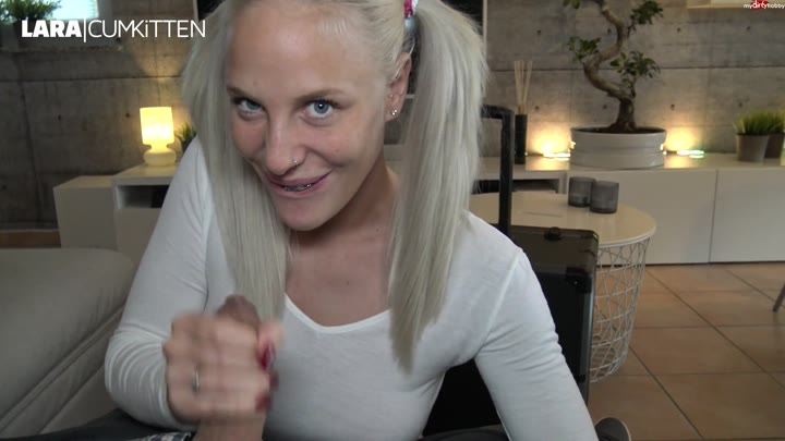 Lara-CumK!tten – Dreckig zerfickt – Fruehreifes Teeny vom Staubsauger-Vertreter vollgespritzt