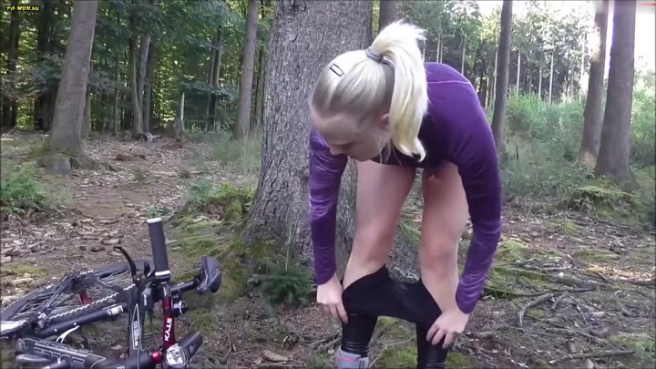 Lara-CumK!tten – Praller Arsch im Sattel und Squirt Orgasmus