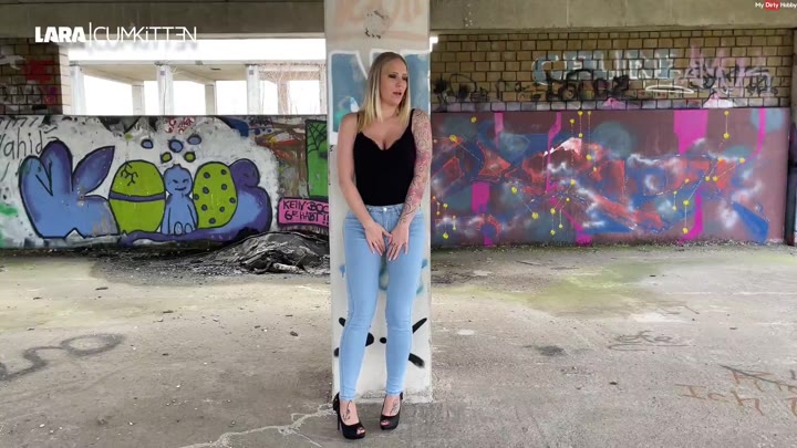 Lara-CumK!tten – Sexy piss in hellblaue Bubble Butt Jeans und Heels