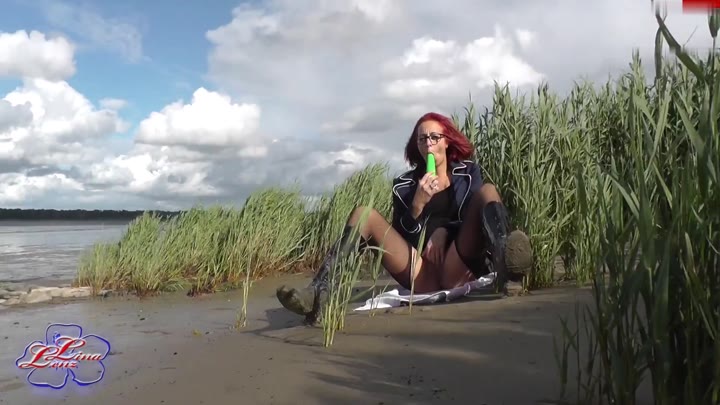 LinaLenz – Dildo Fick am Elbwatt in Gummistiefeln