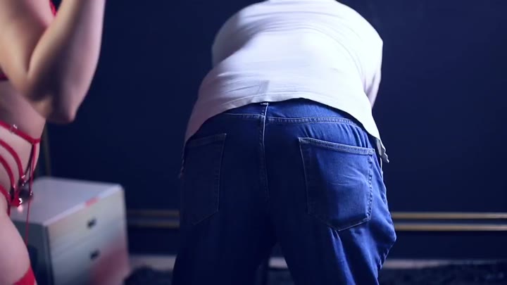 SusanFoxxx – Der Sklave reinigt meine Werkzeuge