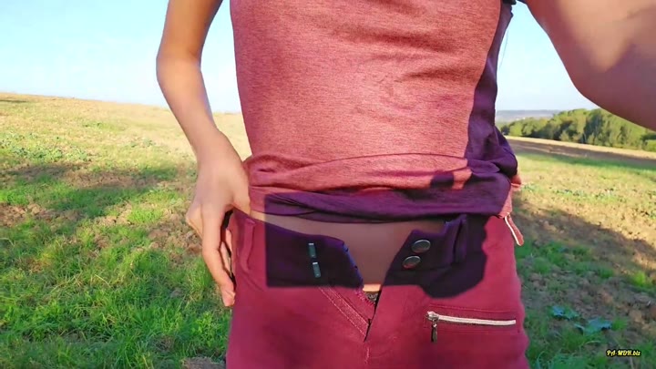 Layla_von_H0hensee – Ich musste es einfach tun – Outdoor Blase enleert