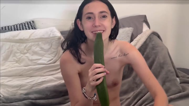 Lena_Lang – Ich habe es getan – Mein erstes mal Blaskünste mit Gurke getestet