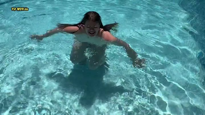 Lina_L0ve – Geht das noch dreister – Quickie mitten IM HOTEL-POOL