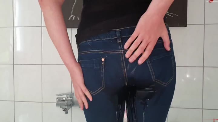 Luna-Light – Piss Bad mit Klamotten