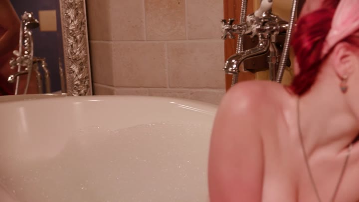 Sweet_MiaMay – Mia bläst in der Badewanne