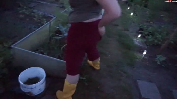 feuchtepussy94 – Beim garten arbeit mit meinen gelbengummistiefel