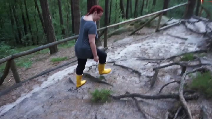 feuchtepussy94 – Spaziergang im wald mit Gummistiefel