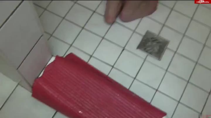 KarinaHH – Pissspiele im Pissoir und in der Dusche