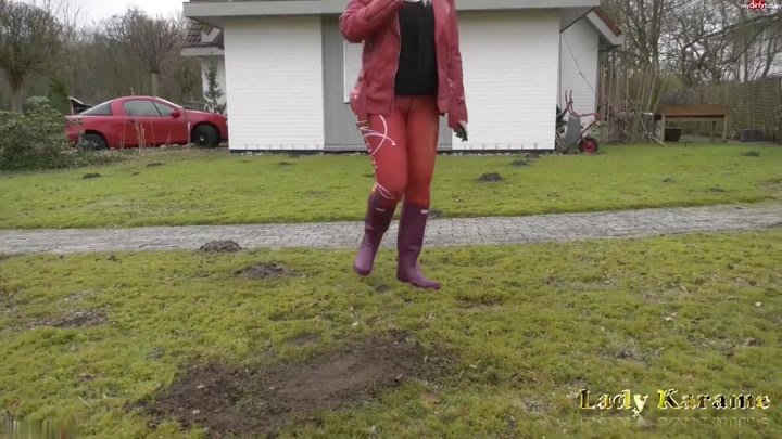 LadyKarame – Boots voller Dreck – Die Fußmatte putzt