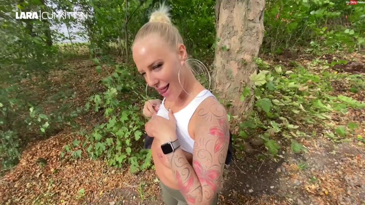 Lara-CumK!tten – Auf der Straße erkannt – Alles geschluckt beim Facial Date