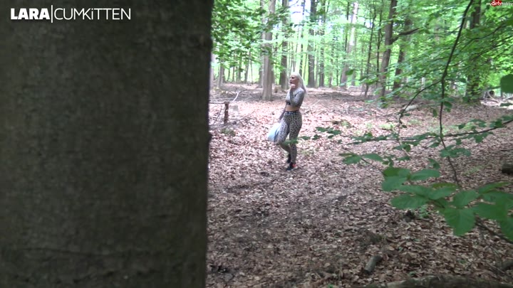 Lara-CumK!tten – Mein geilster Outdoor Fick – Vom Spanner quer durch den Wald gefickt