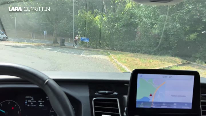 Lara-CumK!tten – Parkplatz Treffen – Pralle Leggings Schlampe im Auto gefickt