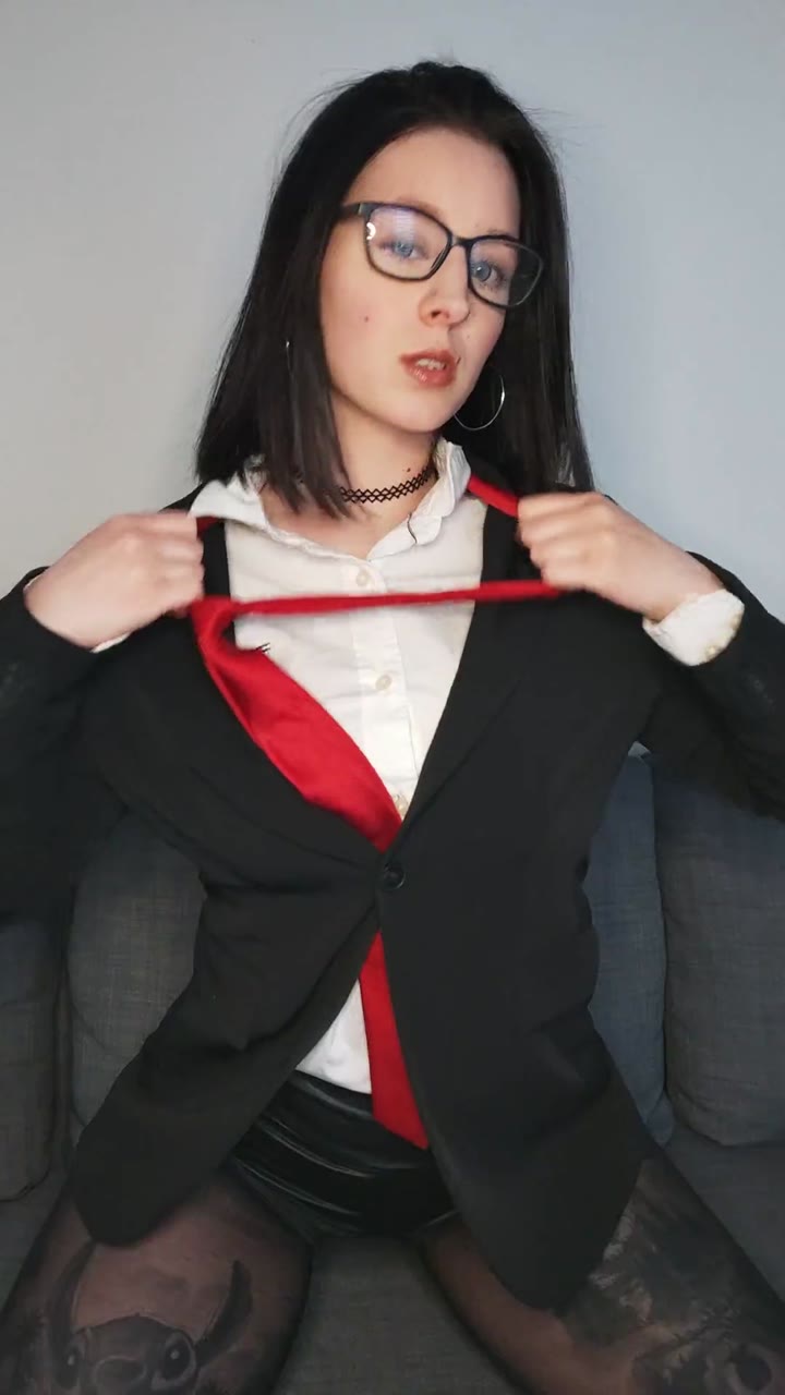 SweetAmy_ – Die strenge Lehrerin – Willst du bestraft werden