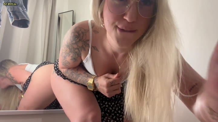 TamyTiger – Hat mich jemand gehört – In der umkleide mit Dildo gefickt