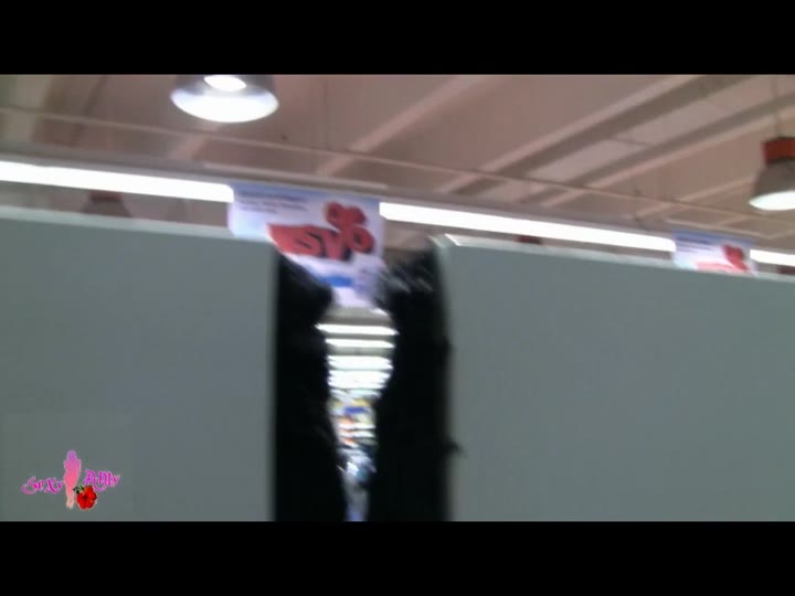 Amy5tarr – Im Supermarkt in der Umkleide gefickt und Spermawalk