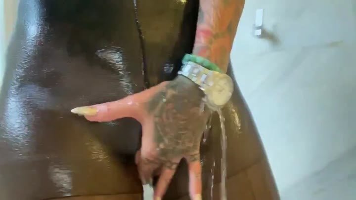 K4DA-LOVE – Pissen durch nasse Nylons