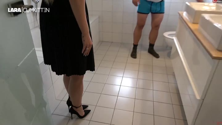 Lara-CumK!tten – DU PISST IM STEHEN – ICH PISS DICH VOLL