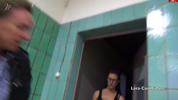 Lara-CumK!tten – Ficken fuers Ticket – Schlampe im Bahnhof vollgespritzt