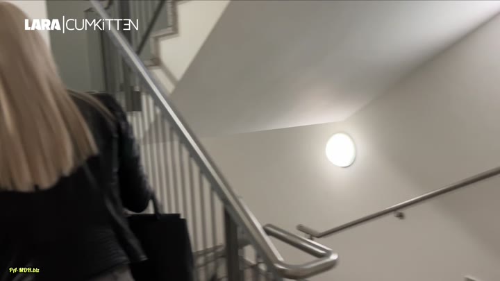 Lara-CumK!tten – PUBLIC PISS beim Shopping – Komm mit und leck mich sauber