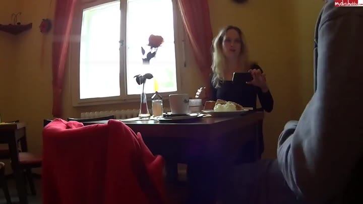 MISSMIA – Spermakuchen im Cafe – Public
