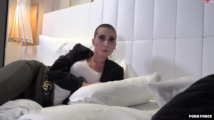 Pornforce – ALLES was du über Lou Nesbit wissen musst – StoryTime