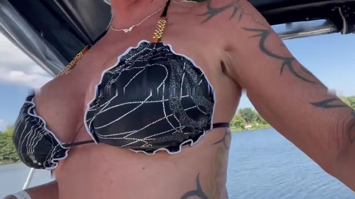 Sharon-Privat – Sommer, Geil auf dem Boot meine Muschi gefingert… Spritzt du mit mir zusammen