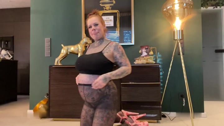 SteffiBlond – BIN ne GEBÄRMASCHINE – mega KNACKARSCH im 9. MONAT – MILF DES JAHRES