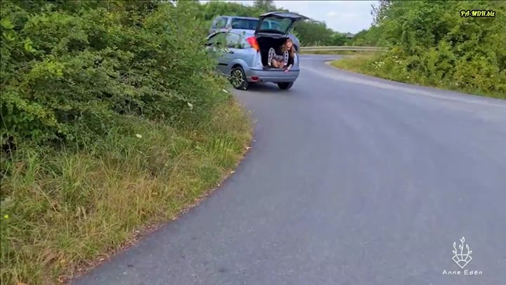 Anne-Eden – OMG – Public SQUIRT im Kofferraum