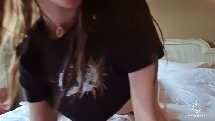 Anne-Eden – PRIVATER Urlaubs SEXTAPE im KING SIZE BETT