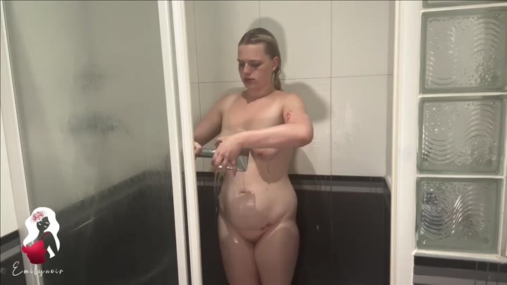 Emilynoir – Im Elternhaus mit Dildo zum Orgasmus gefickt