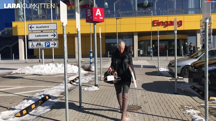 Lara-CumK!tten – Mitten auf dem Ikea Parkplatz Public piss nach dem shoppen