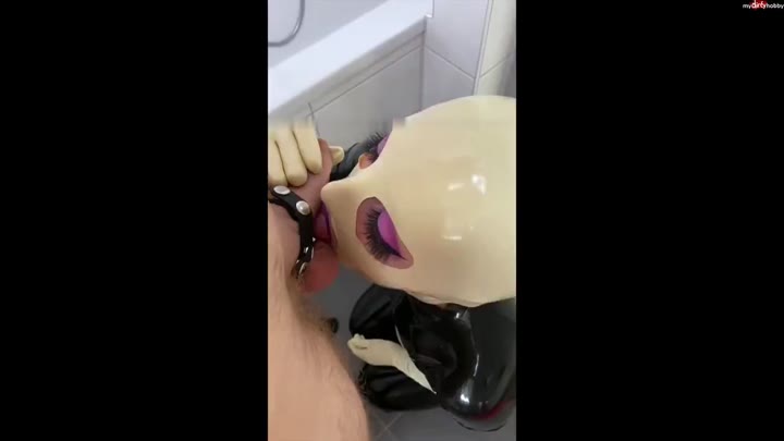 LatexDenise – Latex Fremdgeh Fotze bläst auch deinen Schwanz