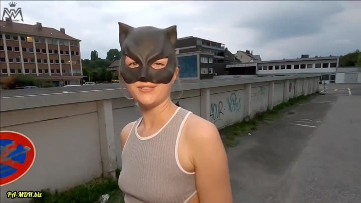 Wet-W0nder – Outdoor in die Einfahrt vom Studio 4 gepisst